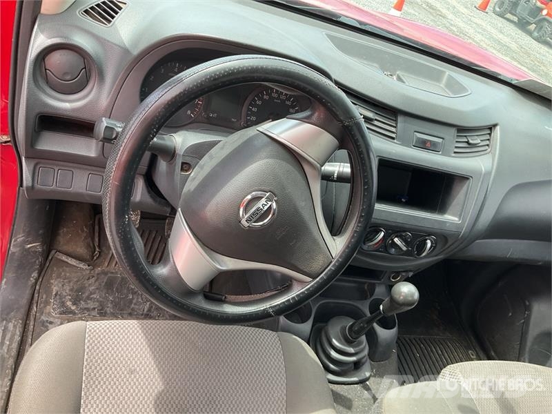 Nissan NP300 Camioneta con Plataforma / Flatbed Truck Camiones plataforma