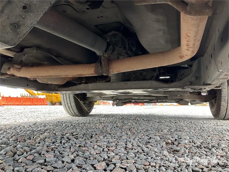 Nissan NP300 Camioneta con Plataforma / Flatbed Truck Camiones plataforma