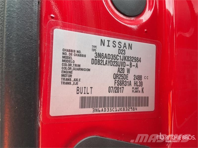 Nissan NP300 Camioneta con Plataforma / Flatbed Truck Camiones plataforma