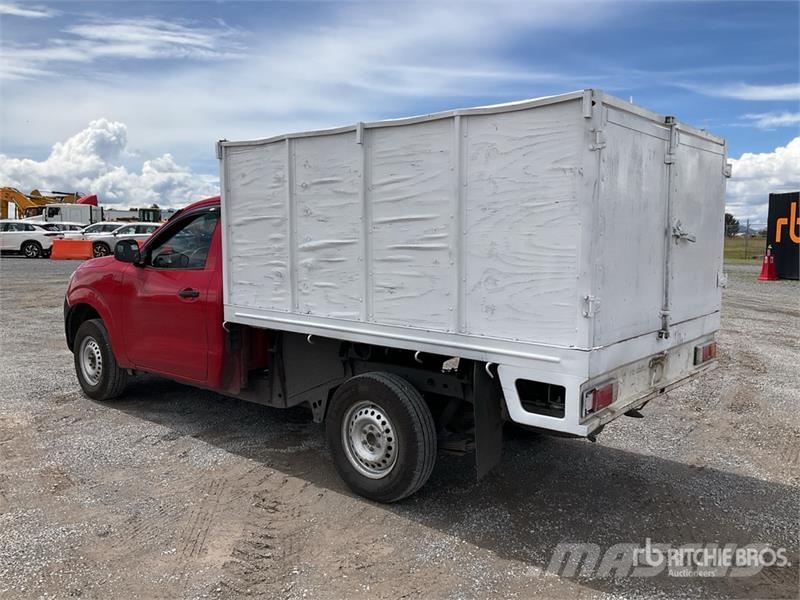 Nissan NP300 Camioneta con Plataforma / Flatbed Truck Camiones plataforma