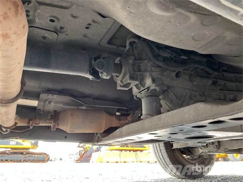 Nissan NP300 Camioneta con Plataforma / Flatbed Truck Camiones plataforma