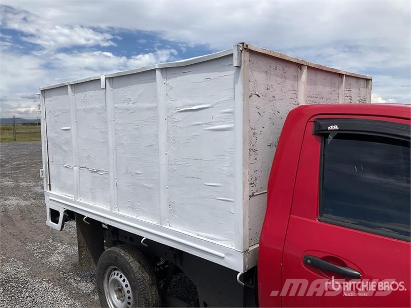 Nissan NP300 Camioneta con Plataforma / Flatbed Truck Camiones plataforma