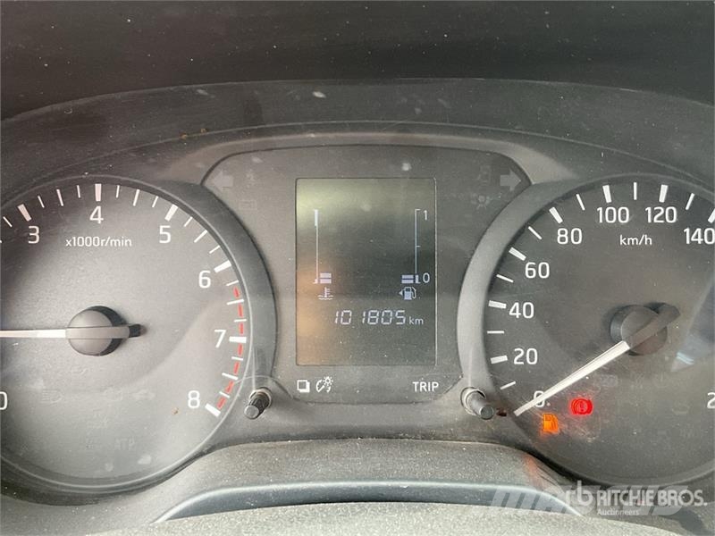 Nissan NP300 Camioneta con Plataforma / Flatbed Truck Camiones plataforma