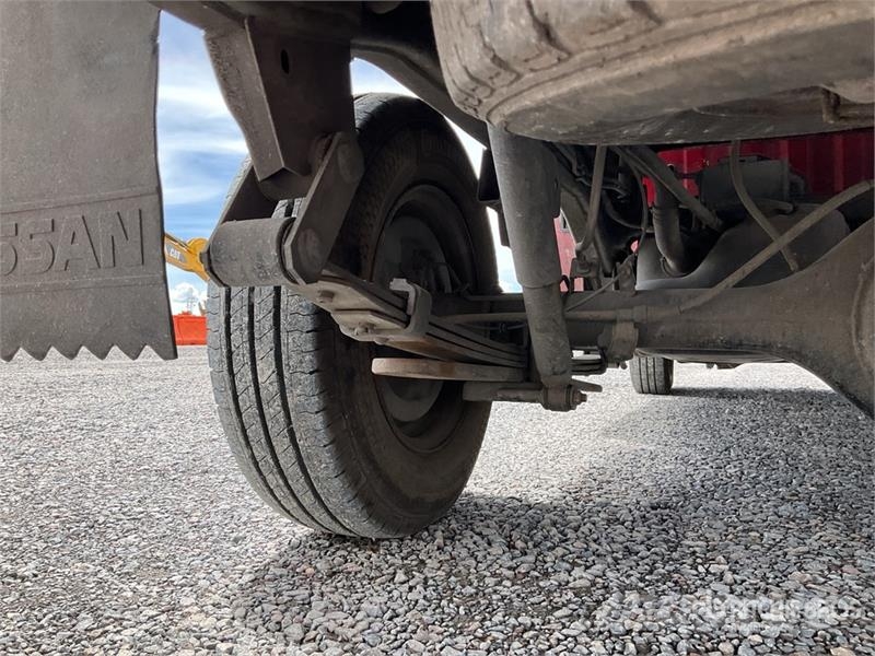 Nissan NP300 Camioneta con Plataforma / Flatbed Truck Camiones plataforma