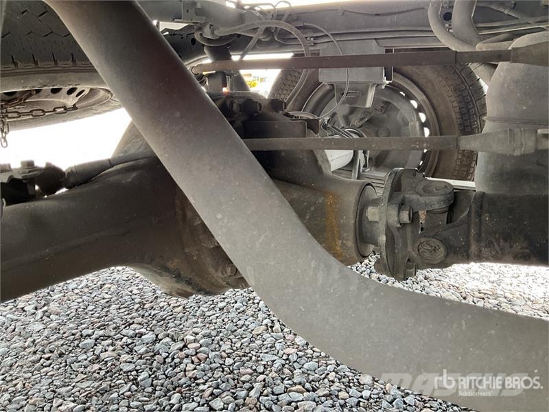 Nissan NP300 Camioneta con Plataforma / Flatbed Truck Camiones plataforma