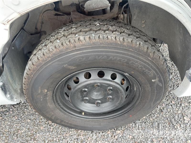 Nissan NV350 Urvan Autobus / 15 Passenger Van Preču pārvadāšanas furgoni