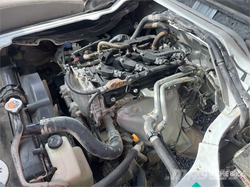 Nissan NV350 Urvan Autobus / 15 Passenger Van Preču pārvadāšanas furgoni