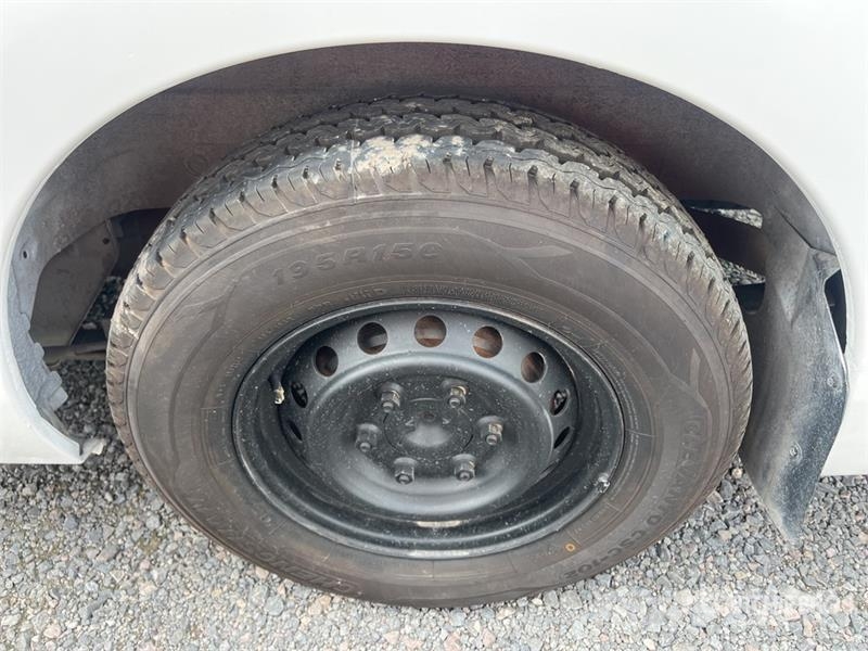 Nissan NV350 Urvan Autobus / 15 Passenger Van Preču pārvadāšanas furgoni