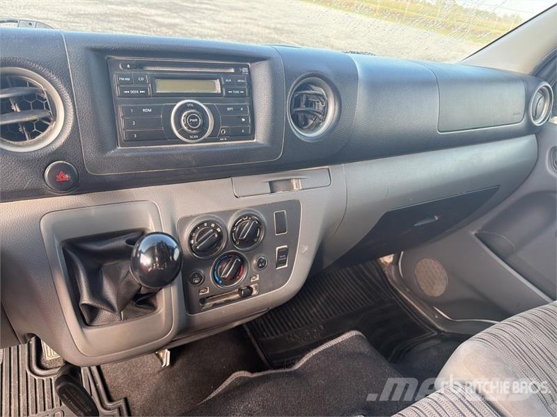 Nissan NV350 Urvan Autobus / 15 Passenger Van Preču pārvadāšanas furgoni