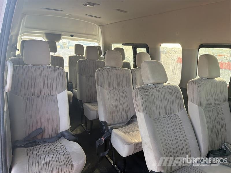 Nissan NV350 Urvan Autobus / 15 Passenger Van Preču pārvadāšanas furgoni