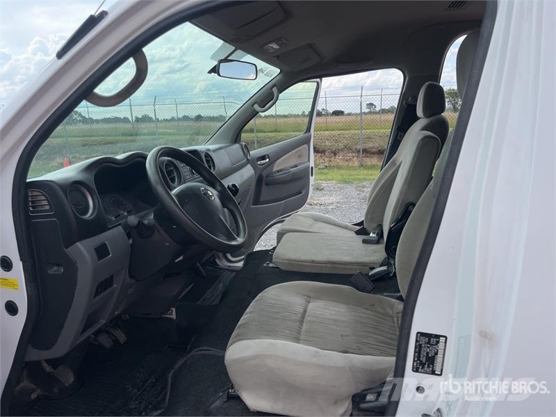 Nissan NV350 Urvan Autobus / 15 Passenger Van Preču pārvadāšanas furgoni