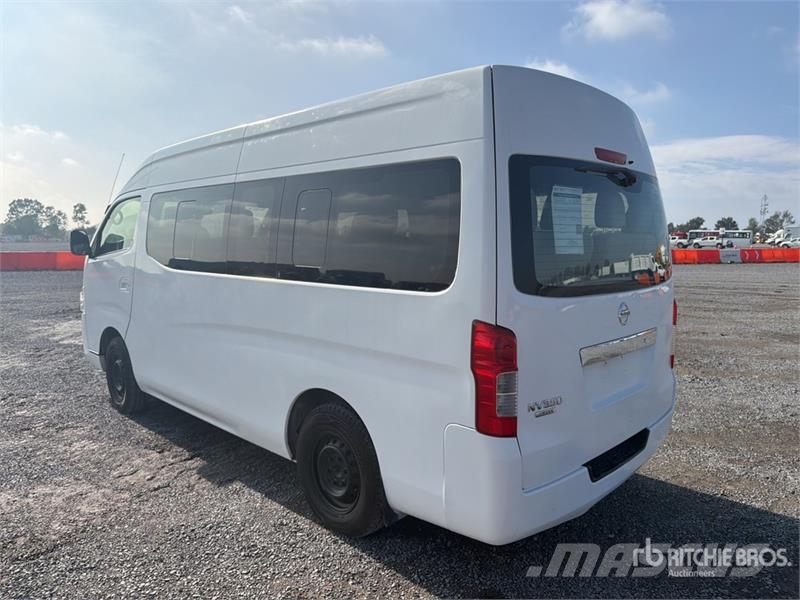 Nissan NV350 Urvan Autobus / 15 Passenger Van Preču pārvadāšanas furgoni