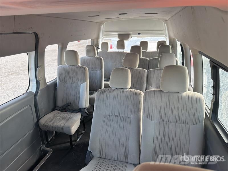 Nissan NV350 Urvan Autobus / 15 Passenger Van Preču pārvadāšanas furgoni