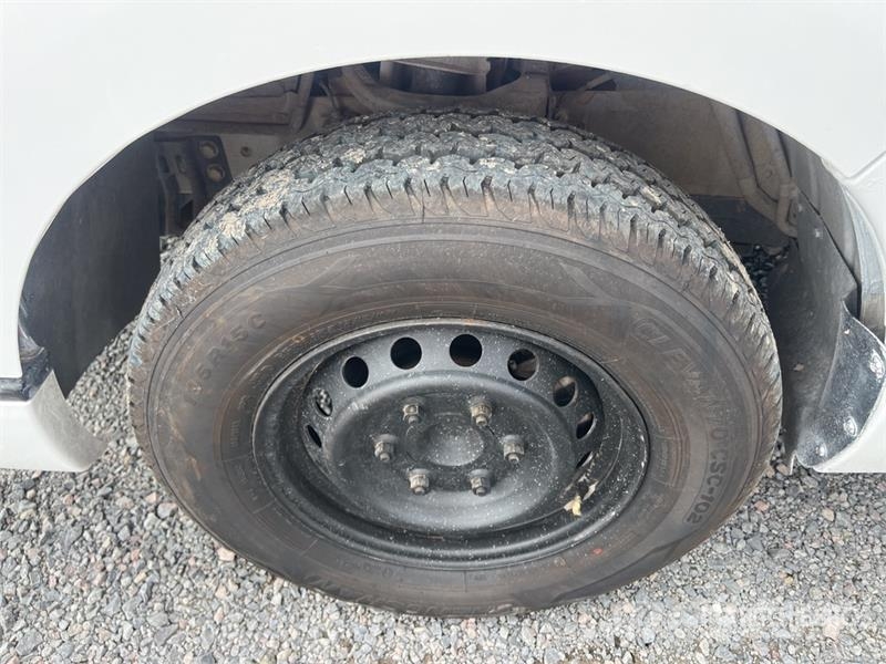 Nissan NV350 Urvan Autobus / 15 Passenger Van Preču pārvadāšanas furgoni