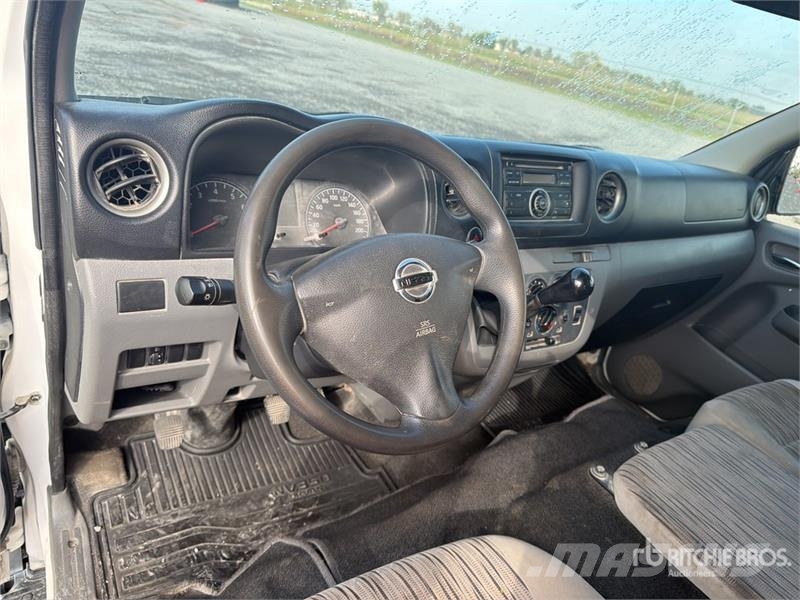 Nissan NV350 Urvan Autobus / 15 Passenger Van Preču pārvadāšanas furgoni