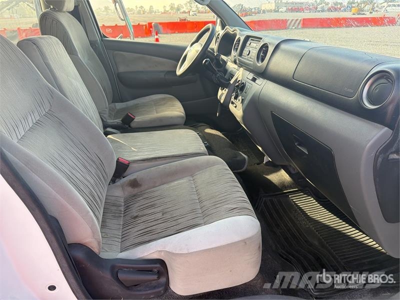 Nissan NV350 Urvan Autobus / 15 Passenger Van Preču pārvadāšanas furgoni