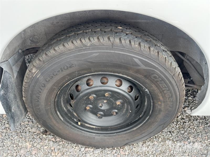 Nissan NV350 Urvan Autobus / 15 Passenger Van Preču pārvadāšanas furgoni