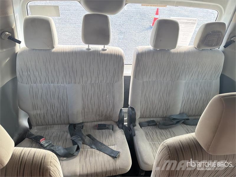 Nissan NV350 Urvan Autobus / 15 Passenger Van Preču pārvadāšanas furgoni