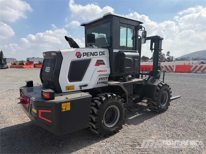 Peng DE CY35H 7700 lb 4x4 Montacargas Todo Terreno Навантажувачі підвищеної прохідності