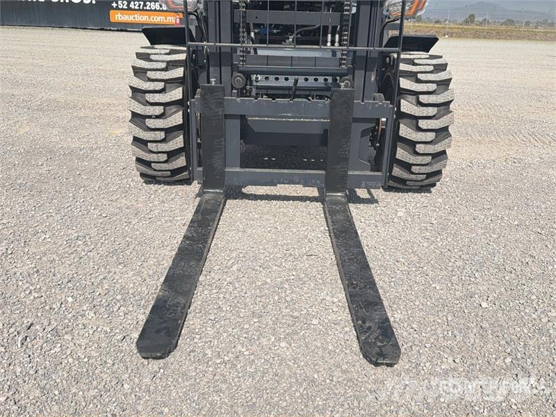 Peng DE CY35H 7700 lb 4x4 Montacargas Todo Terreno Навантажувачі підвищеної прохідності
