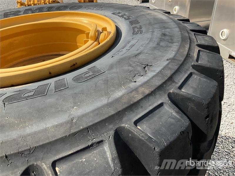 Quantity of (2) Pirelli RM100 23.5R25 Lote de Llan الإطارات والعجلات والحافات