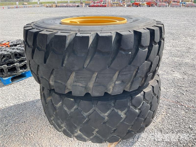 Quantity of (2) Pirelli RM100 23.5R25 Lote de Llan الإطارات والعجلات والحافات