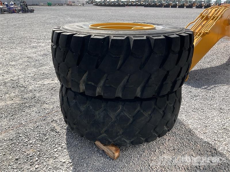 Quantity of (2) Pirelli RM100 23.5R25 Lote de Llan الإطارات والعجلات والحافات