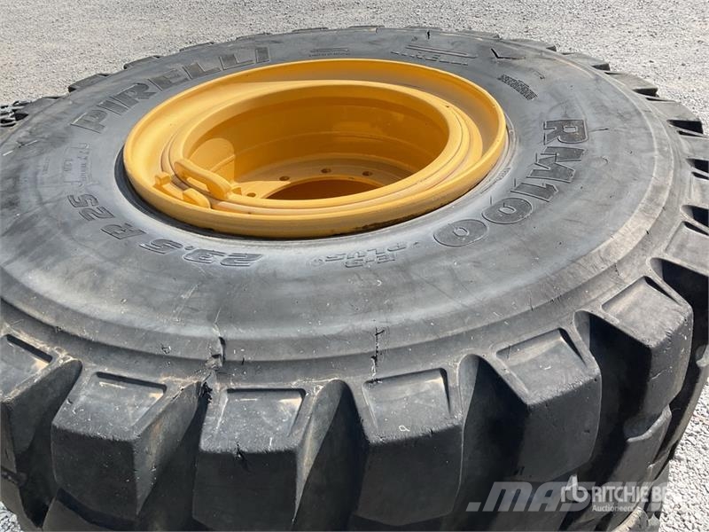 Quantity of (2) Pirelli RM100 23.5R25 Lote de Llan الإطارات والعجلات والحافات