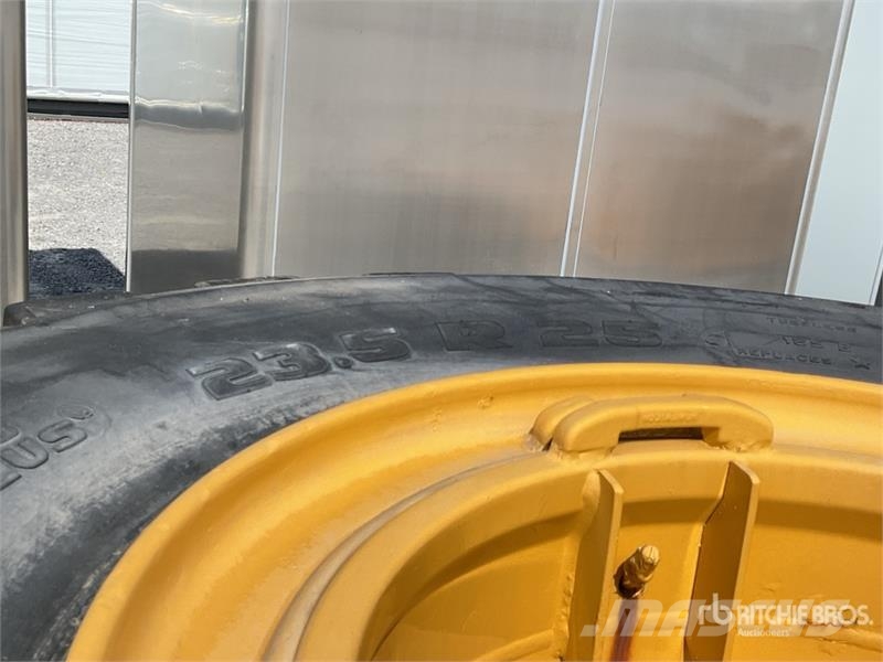 Quantity of (2) Pirelli RM100 23.5R25 Lote de Llan الإطارات والعجلات والحافات