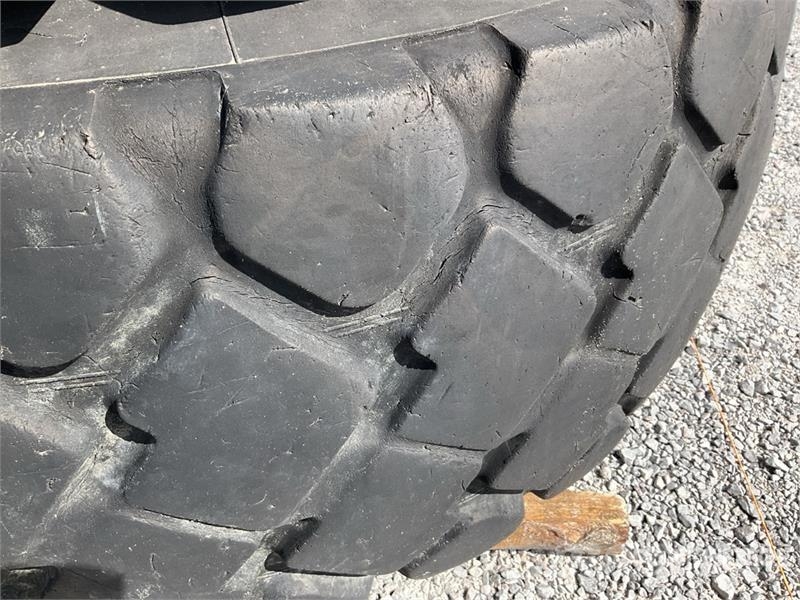 Quantity of (2) Pirelli RM100 23.5R25 Lote de Llan الإطارات والعجلات والحافات