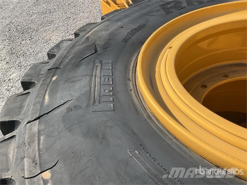 Quantity of (2) Pirelli RM100 23.5R25 Lote de Llan الإطارات والعجلات والحافات