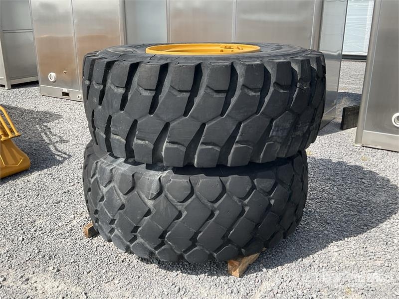 Quantity of (2) Pirelli RM100 23.5R25 Lote de Llan الإطارات والعجلات والحافات