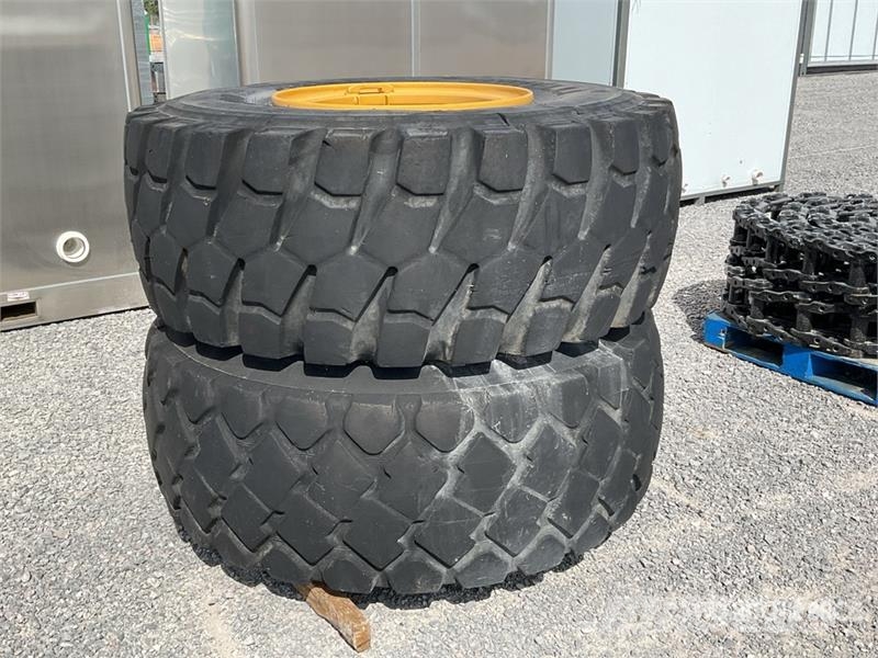 Quantity of (2) Pirelli RM100 23.5R25 Lote de Llan الإطارات والعجلات والحافات