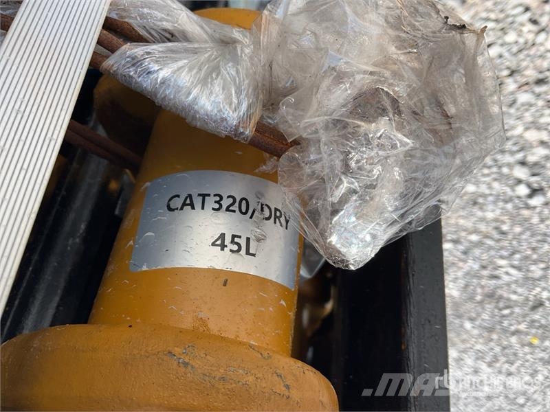  Quantity of (2)  SLA-CAT320 Lote de Zapatas con Ca Ďalšie komponenty