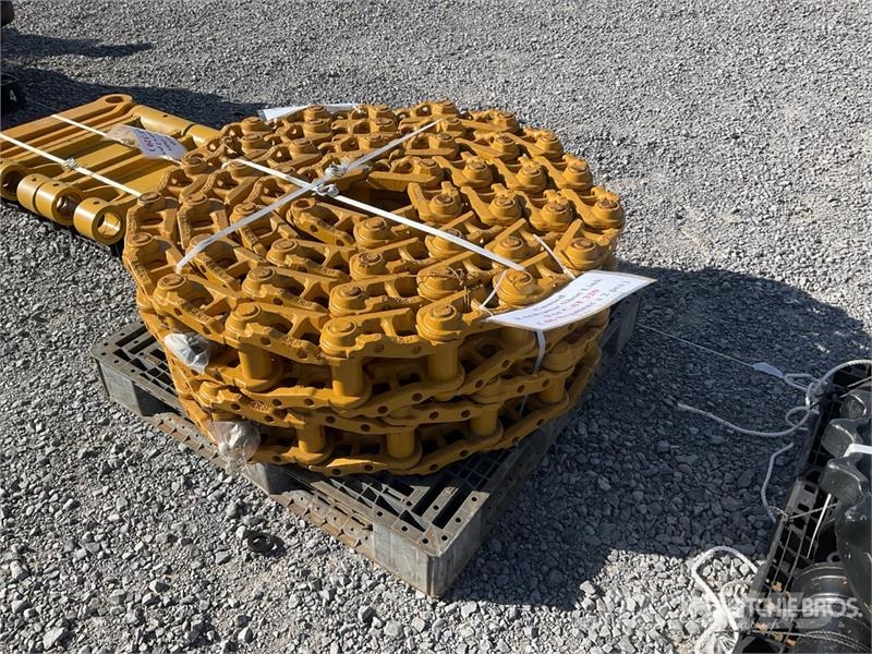  Quantity of (2)  SLA-CAT320 Qty of Excavator Shoe  مكونات أخرى