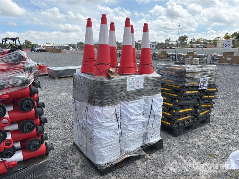  Quantity of (252)  RTC75 Qty of (252) Traffic Cone Трубоукладчики