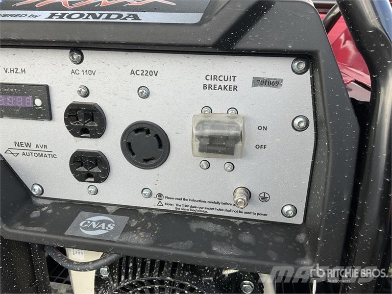 Quantity of (3) Traxx TG3600XL 3.3 kW Lote de Pla Diiselgeneraatorid