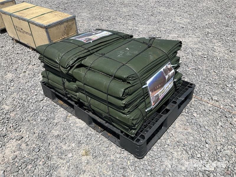  Quantity of (40)  HDT Qty of Heavy Duty Tarpaulin  Otros componentes
