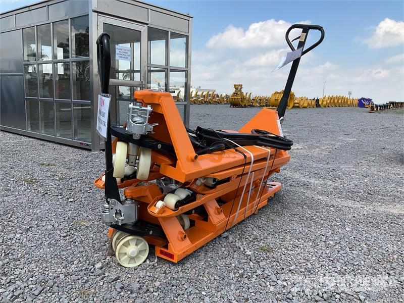 Quantity of (6) HPJ 3000 3 ton Lote de Patines Hi Hand pallet truck