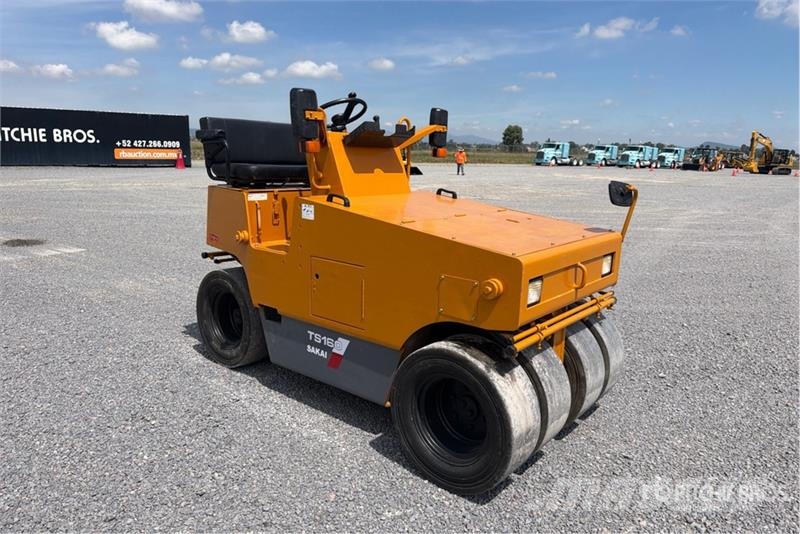 Sakai TS160 7 Wheel Rodillo Neumatico / Pneumatic Roller Rodillos sobre neumáticos