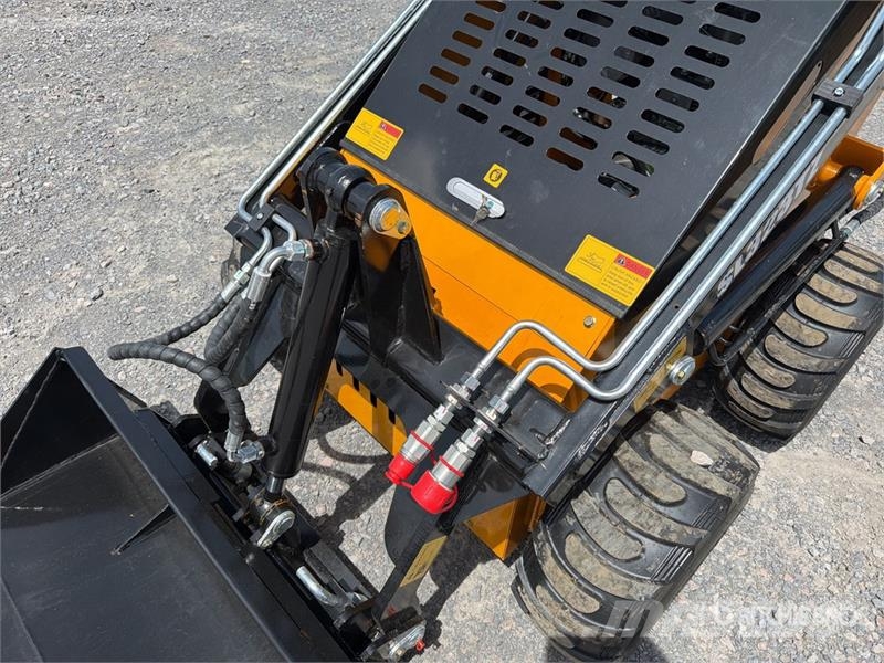  SDLOOL 323TDZ Mini Minicargador (Sin Usar) / Skid  لوادر انزلاقية التوجيه