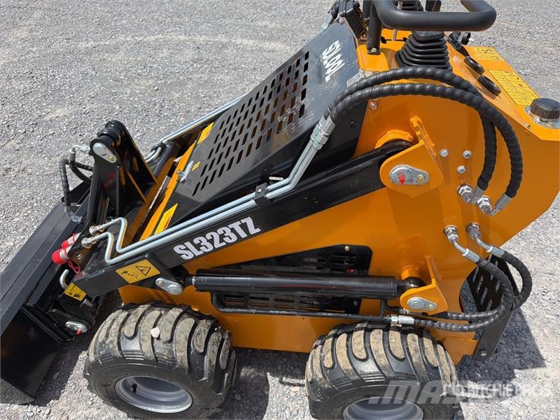  SDLOOL 323TDZ Mini Minicargador (Sin Usar) / Skid  لوادر انزلاقية التوجيه