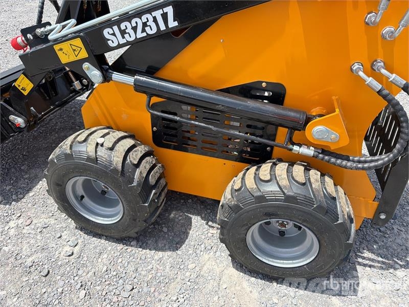  SDLOOL 323TDZ Mini Minicargador (Sin Usar) / Skid  لوادر انزلاقية التوجيه