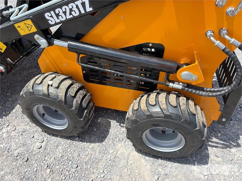  SDLOOL 323TDZ Mini Minicargador (Sin Usar) / Skid  لوادر انزلاقية التوجيه