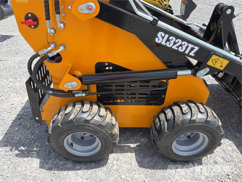  SDLOOL 323TDZ Mini Minicargador (Sin Usar) / Skid  لوادر انزلاقية التوجيه