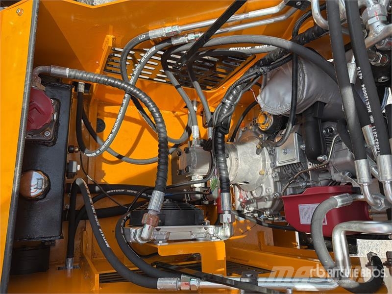 SDLOOL 323TDZ Mini Minicargador (Sin Usar) / Skid  لوادر انزلاقية التوجيه