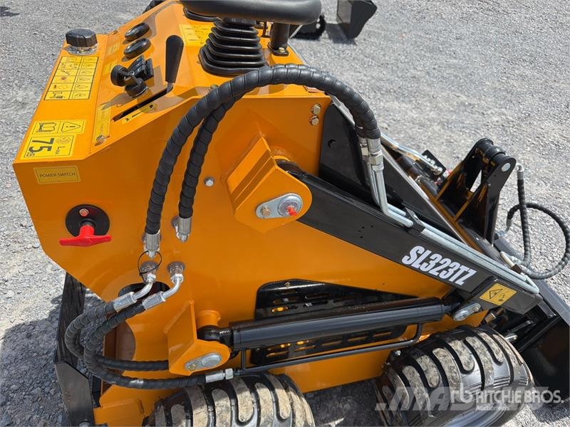  SDLOOL 323TDZ Mini Minicargador (Sin Usar) / Skid  لوادر انزلاقية التوجيه