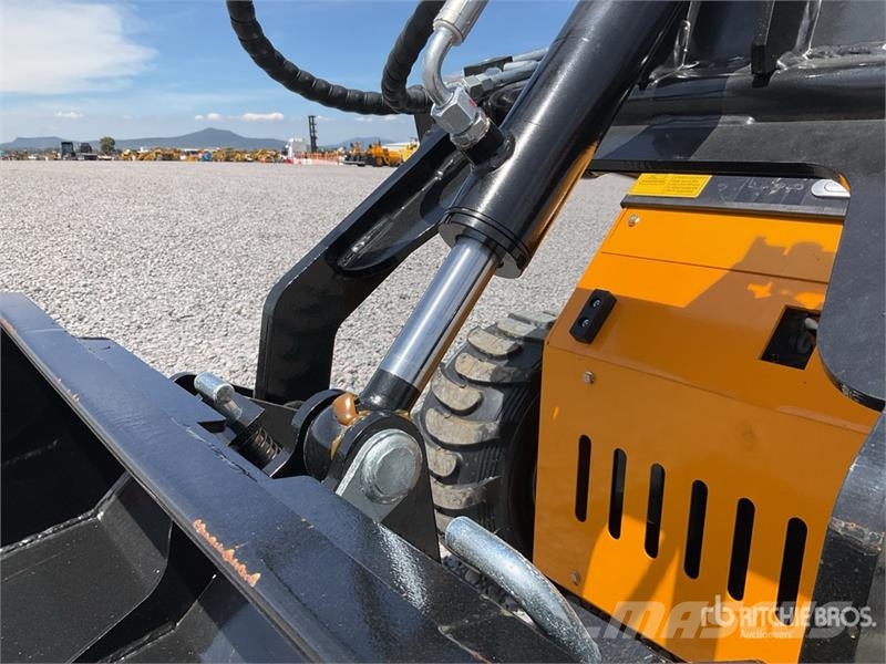  SDLOOL 323TZD Mini Minicargador (Sin Usar) / Skid  لوادر انزلاقية التوجيه
