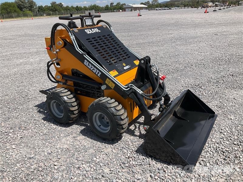  SDLOOL 323TZD Mini Minicargador (Sin Usar) / Skid  لوادر انزلاقية التوجيه