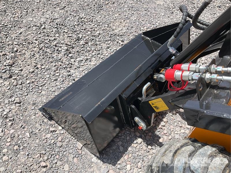  SDLOOL 323TZD Mini Minicargador (Sin Usar) / Skid  لوادر انزلاقية التوجيه